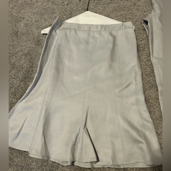 Women’s soft gray 3 piece suit—EUC!! - Picture 2 of 7